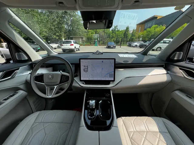 Volvo EM90 — Фото автомобиля 19