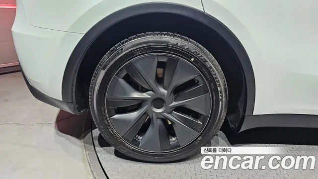 Tesla Model Y — Фото автомобиля 5