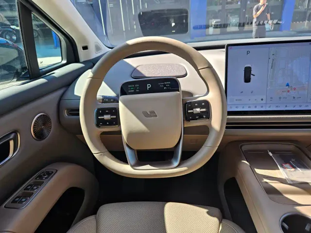 Li Auto i8 — Фото автомобиля 11