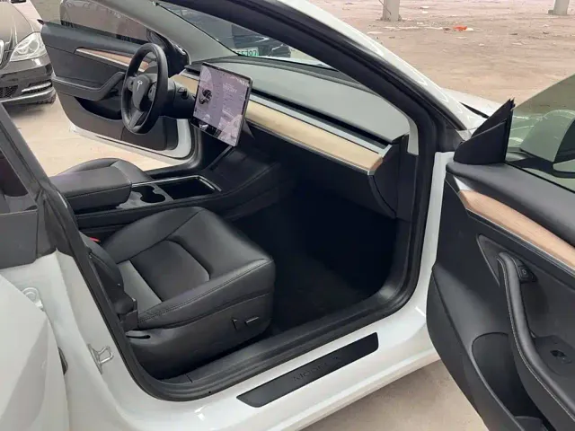 Tesla Model 3 — Фото автомобиля 19