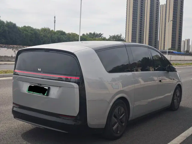 Li Auto MEGA — Фото автомобиля 13