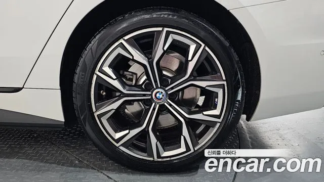 BMW i4 — Фото автомобиля 18