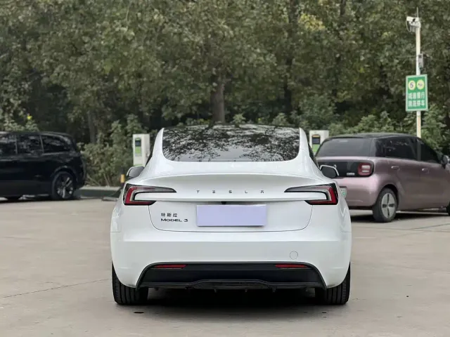 Tesla Model 3 — Фото автомобиля 8