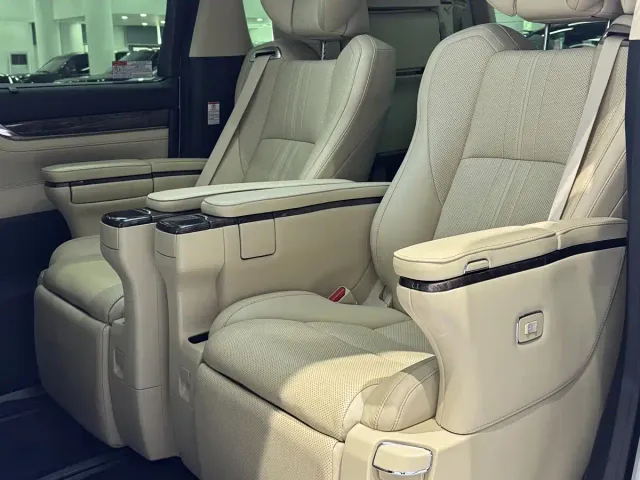 Toyota Vellfire — Фото автомобиля 11
