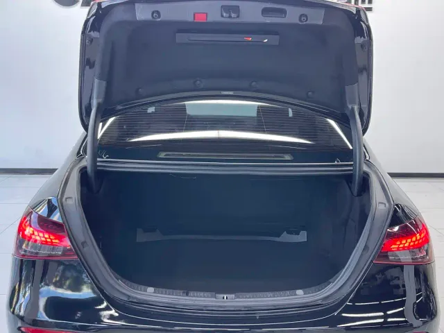 Mercedes-Benz E-Class — Фото автомобиля 20
