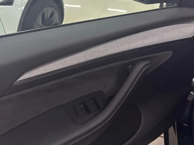 Tesla Model Y — Фото автомобиля 15