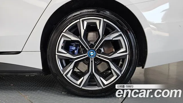 BMW i4 — Фото автомобиля 18