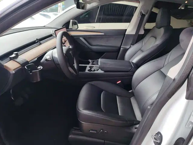 Tesla Model Y — Фото автомобиля 14