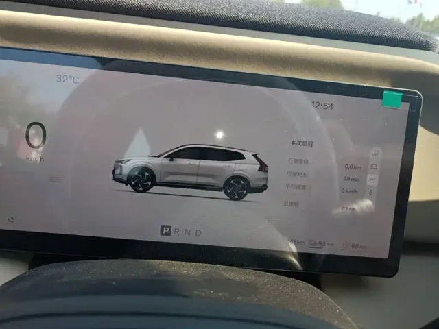 Volvo XC70 Plug-in Hybrid — Фото автомобиля 11