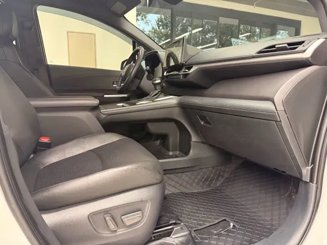 Toyota Sienna — Фото автомобиля 7