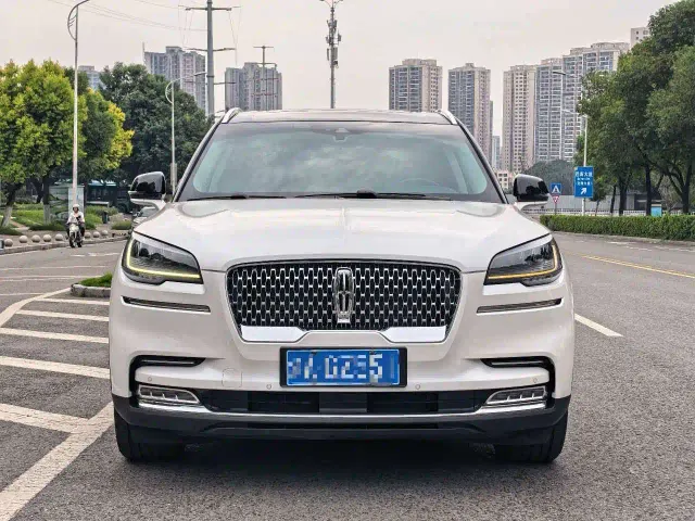 Lincoln Aviator — Фото автомобиля 2