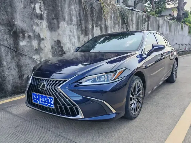 Фотография автомобиля — Lexus ES
