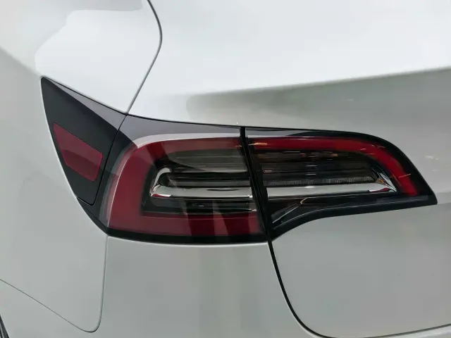 Tesla Model 3 — Фото автомобиля 15