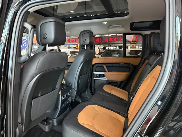 Land Rover Defender — Фото автомобиля 12