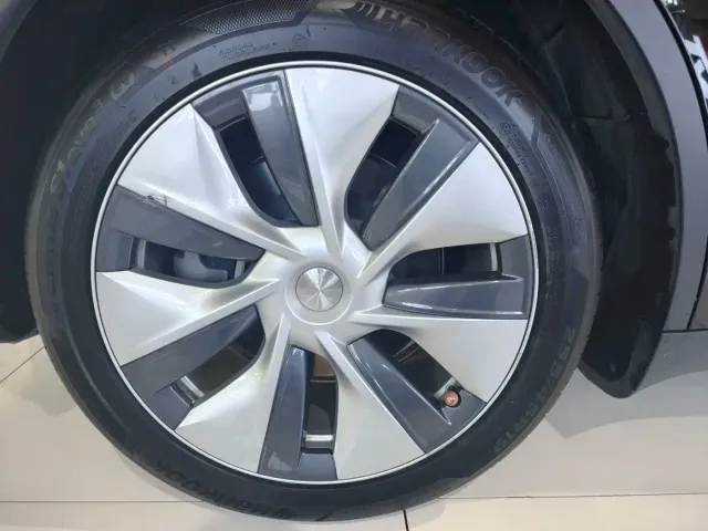 Tesla Model Y 2022 Rear-Wheel Drive Version — Фото автомобиля 17