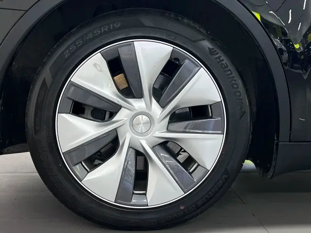 Tesla Model Y — Фото автомобиля 12