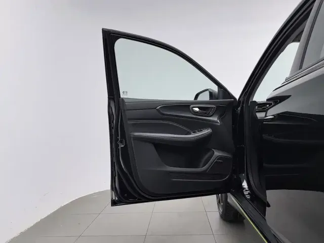 Roewe RX5 — Фото автомобиля 8