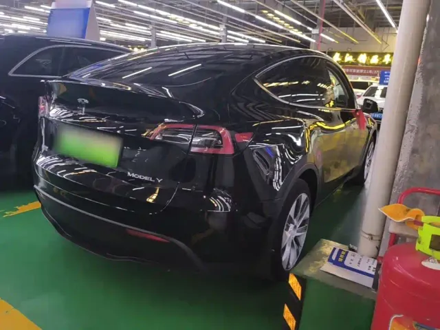 Tesla Model Y — Фото автомобиля 6
