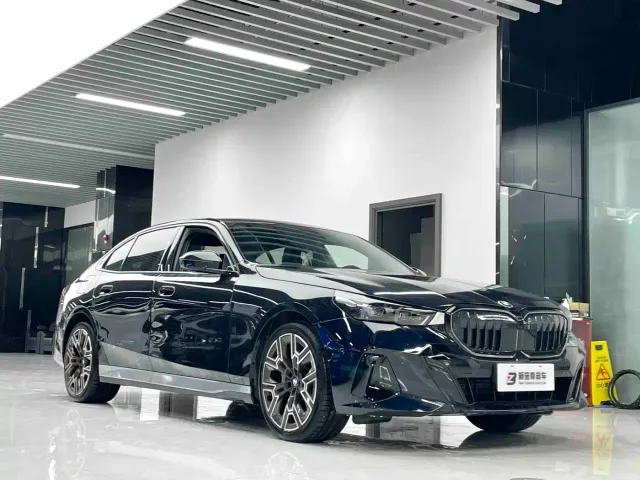 BMW 5 Series — Фото автомобиля 3