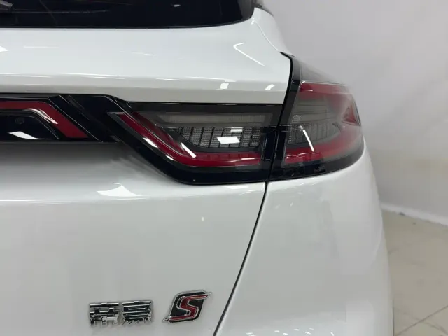 Geely Emgrand S — Фото автомобиля 9