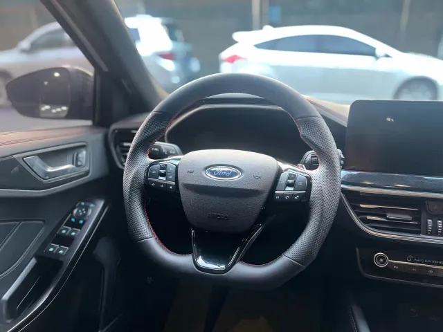 Ford Focus — Фото автомобиля 8