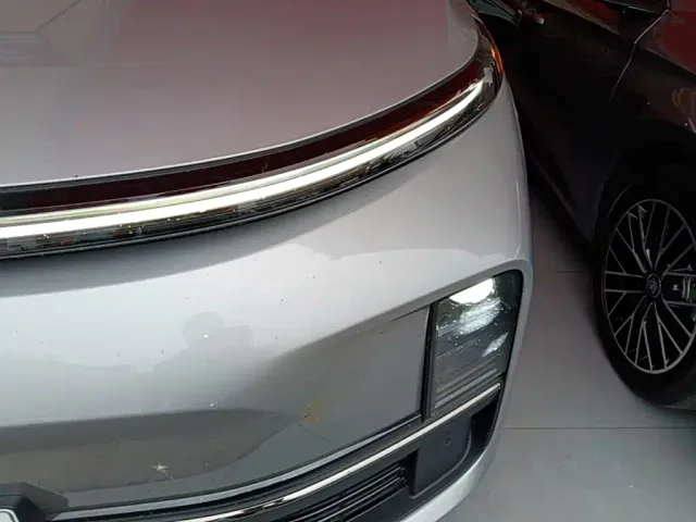 Li Auto L8 — Фото автомобиля 23