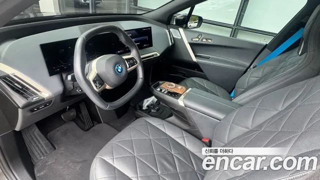 BMW iX — Фото автомобиля 11