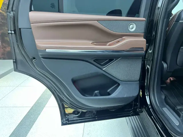 Lincoln Navigator — Фото автомобиля 11
