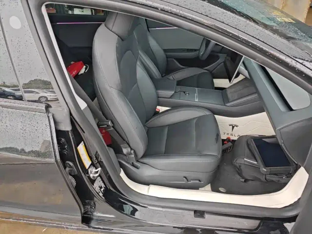 Tesla Model 3 — Фото автомобиля 24