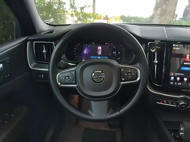 Volvo XC60 — Фото автомобиля 10