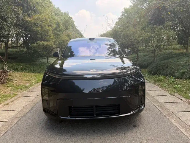 Li Auto L8 — Фото автомобиля 2