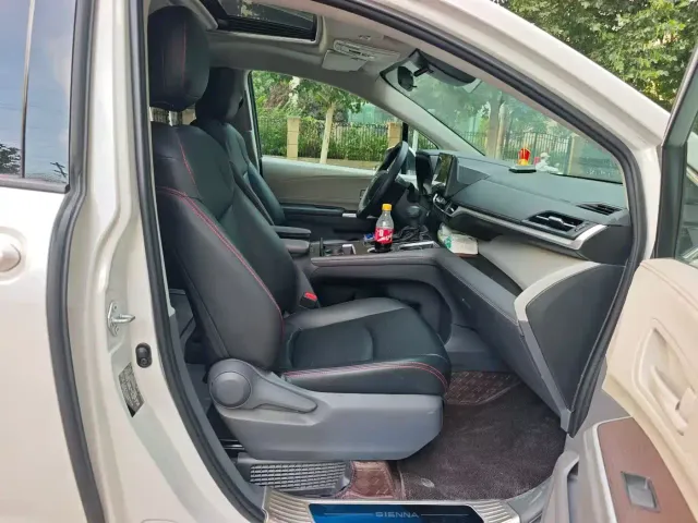 Toyota Sienna — Фото автомобиля 4