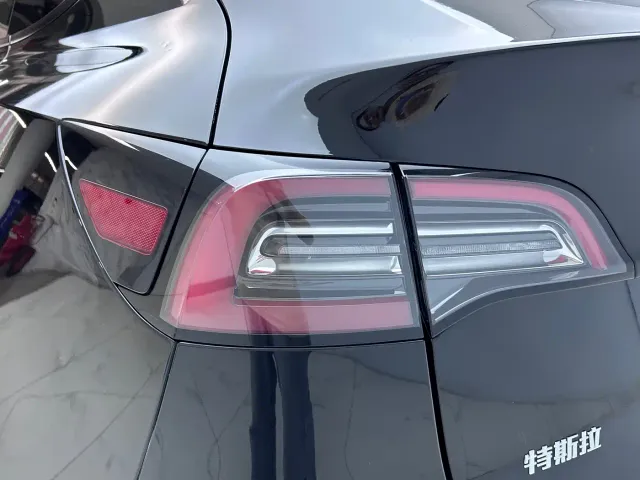 Tesla Model Y — Фото автомобиля 22