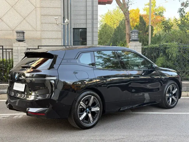 BMW iX M60 — Фото автомобиля 4