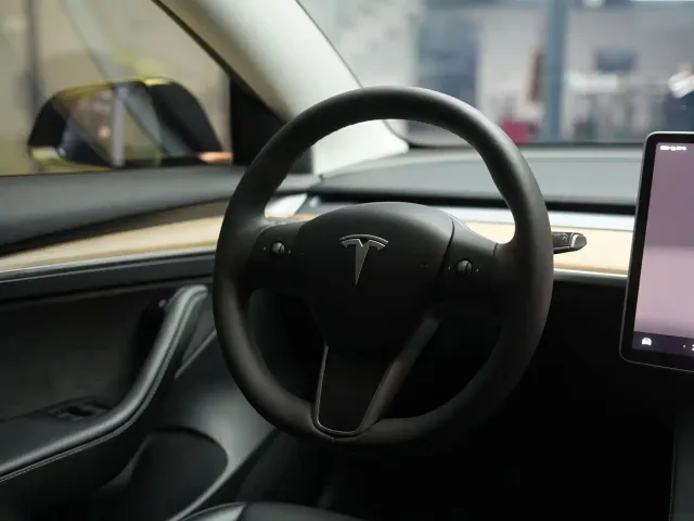 Tesla Model 3 — Фото автомобиля 17