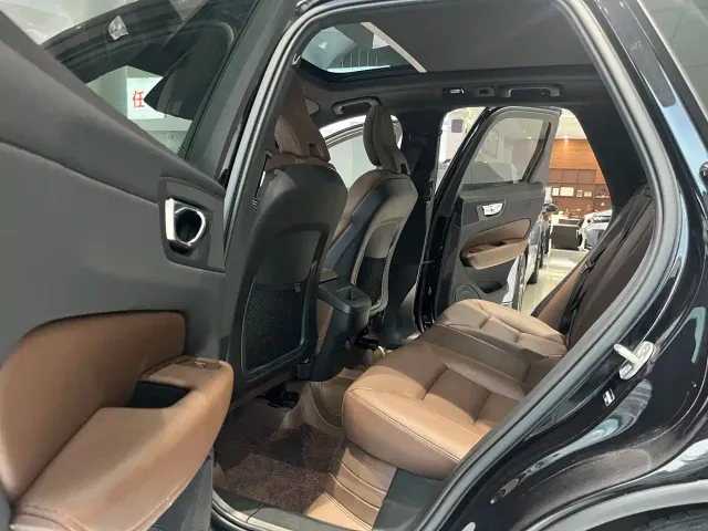 Volvo XC60 — Фото автомобиля 6