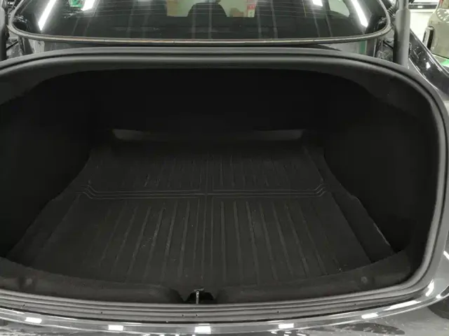 Tesla Model 3 — Фото автомобиля 4