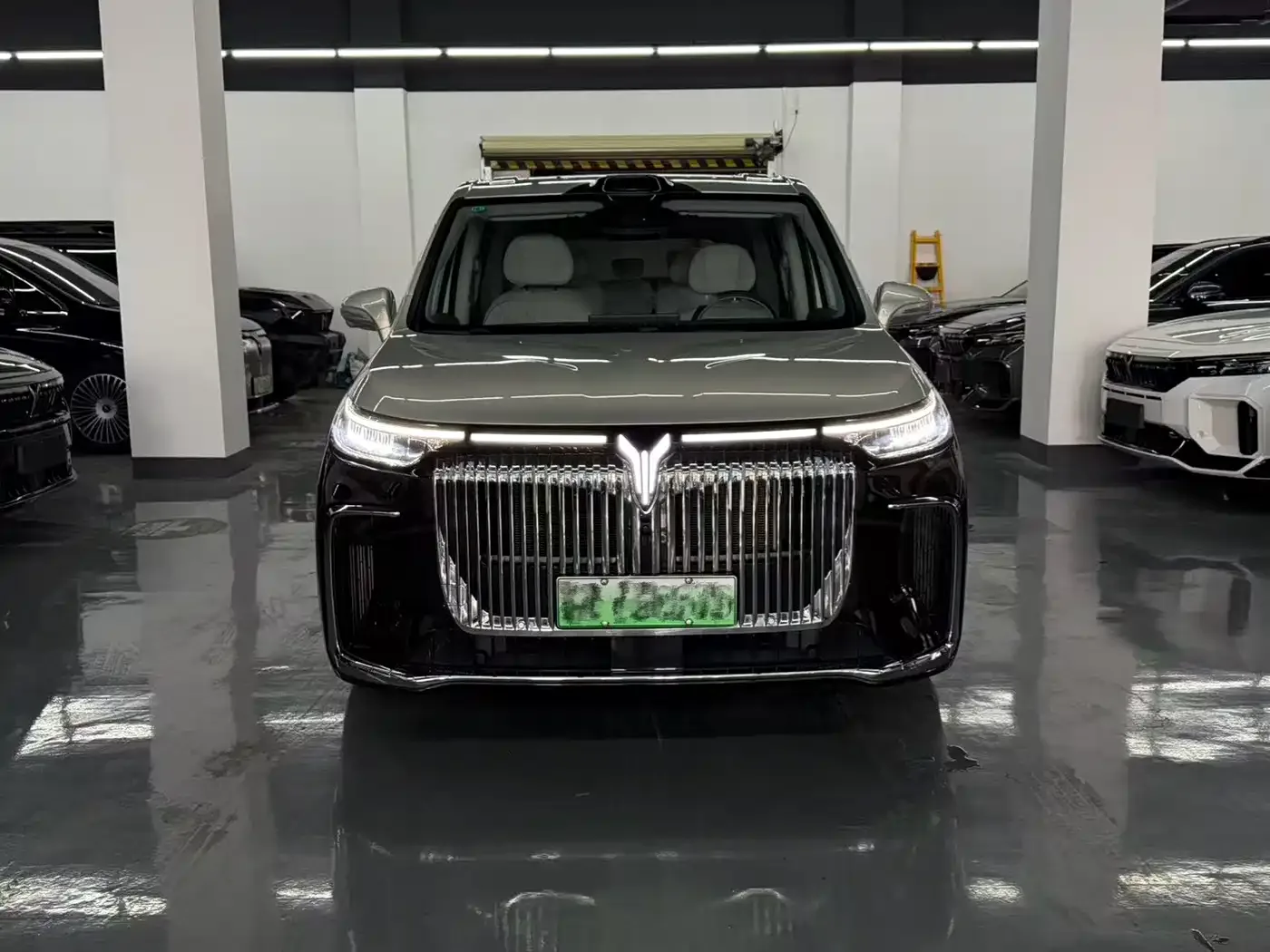 Voyah Auto Voyah Dreamer 2025 PHEV AWD Flagship Qian Kun Edition — Фото автомобиля 2