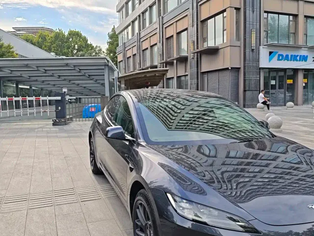 Tesla Model 3 — Фото автомобиля 3