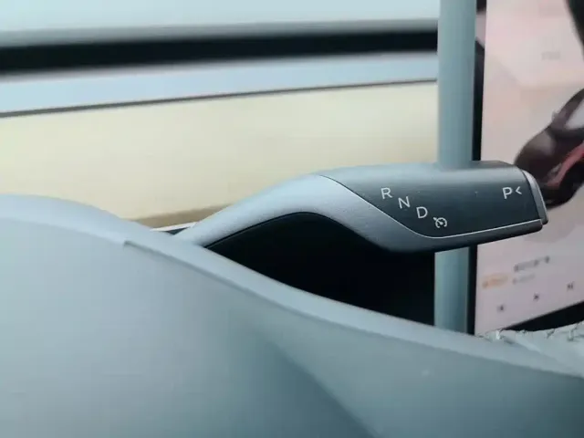Tesla Model 3 — Фото автомобиля 13