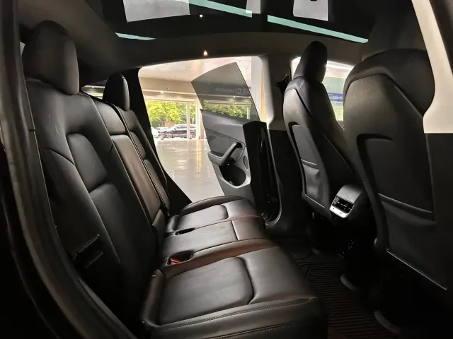 Tesla Model Y — Фото автомобиля 10