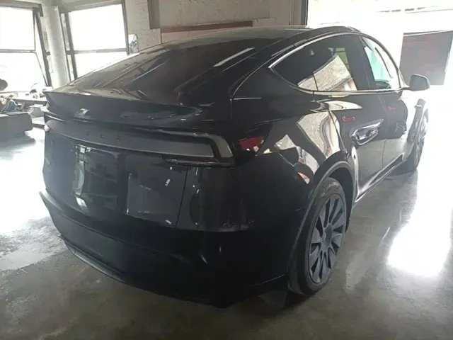 Tesla Model Y — Фото автомобиля 6