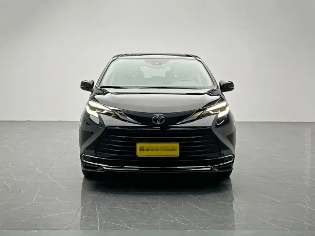 Toyota Sienna — Фото автомобиля 2