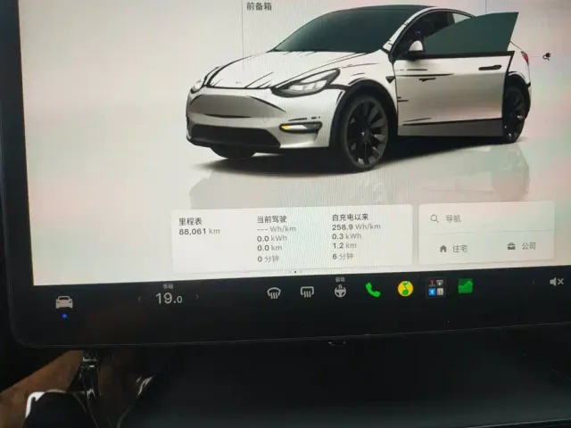 Tesla Model Y — Фото автомобиля 11