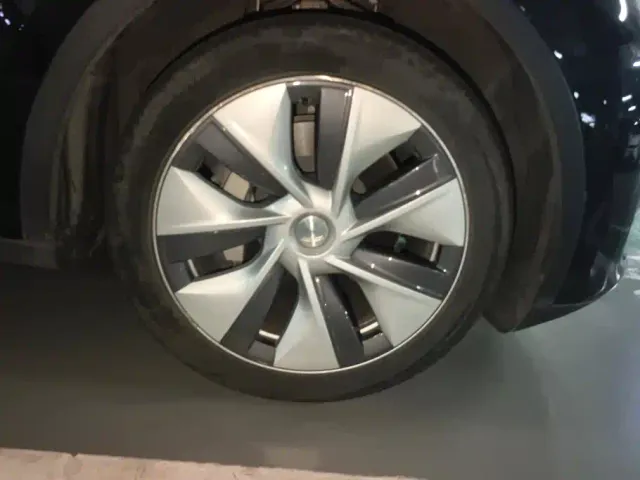 Tesla Model Y — Фото автомобиля 6