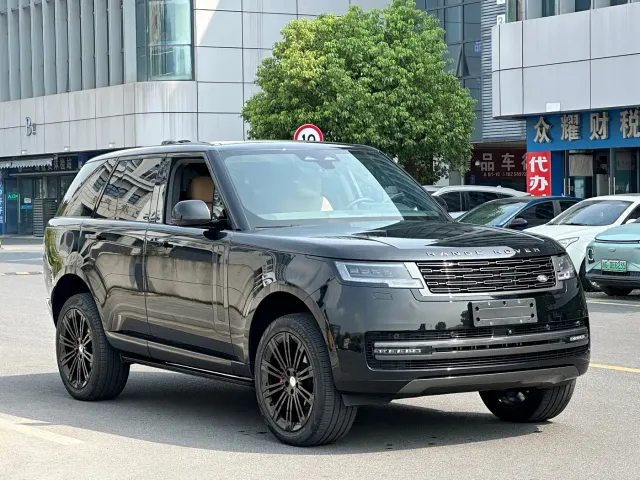 Land Rover Range Rover 2024 3.0 L6 360PS Golden Age Edition — Фото автомобиля 2