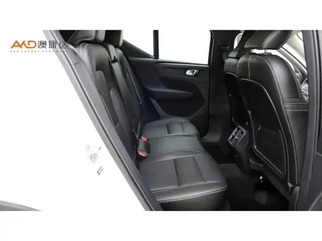 Volvo XC40 — Фото автомобиля 8