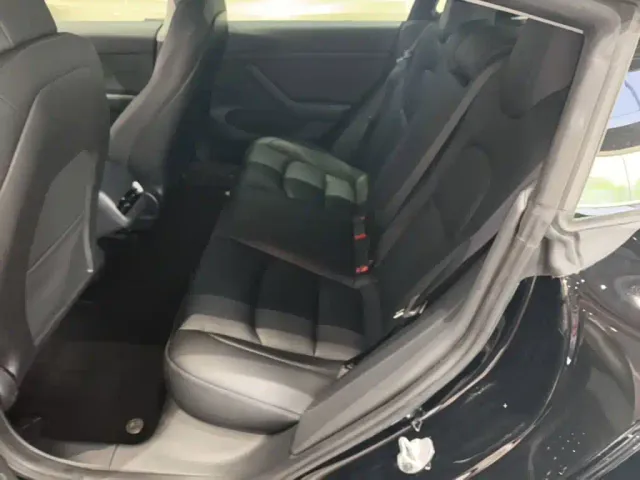 Tesla Model 3 — Фото автомобиля 16