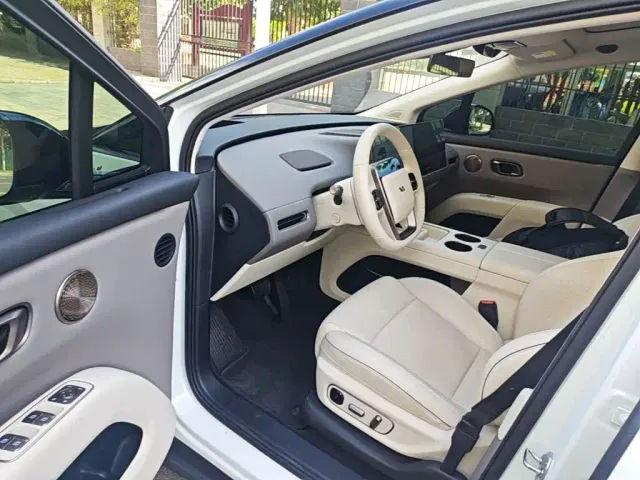 Li Auto i8 — Фото автомобиля 15