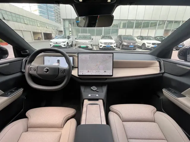 Volvo XC70 Plug-in Hybrid — Фото автомобиля 9